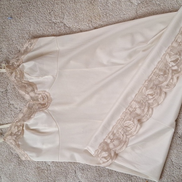 Vintage Vanity Fair Elegant Cream Lace Trim Slip - Picture 5 of 7